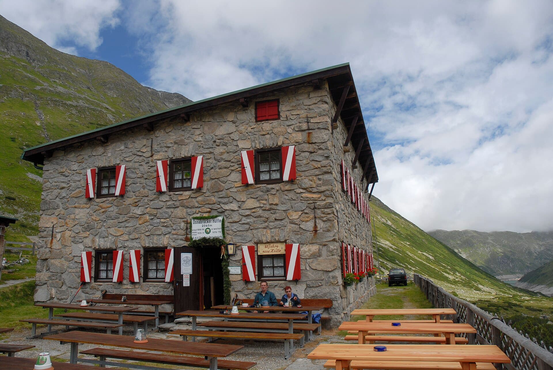 Osnabrücker Hütte (via Wikimedia Commons, Public domain)