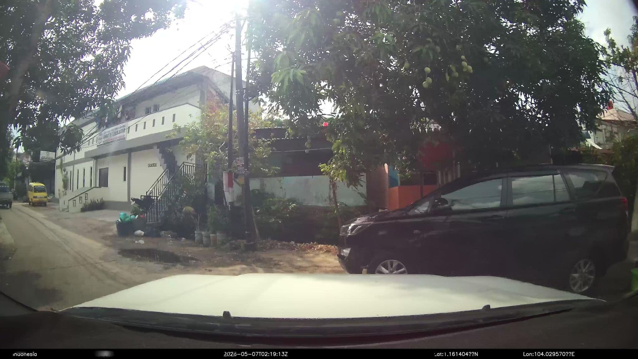 Street view near RUmah Bapak Sarwedi Sirait Blok HH No. 25, Batam — © Kaart---FRONT (CC BY-SA · Mapillary)