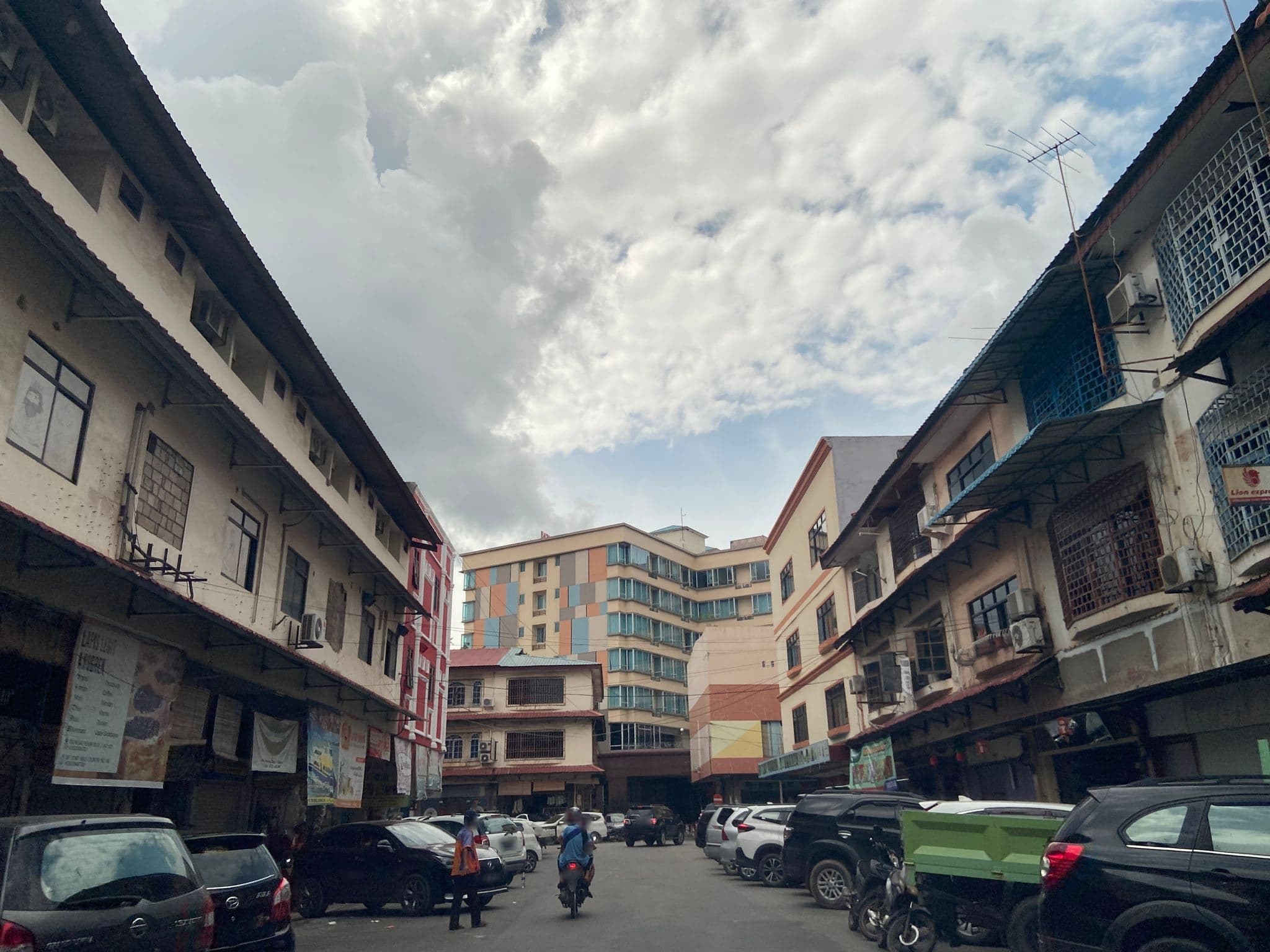Street view near Hotel Penuin, Batam