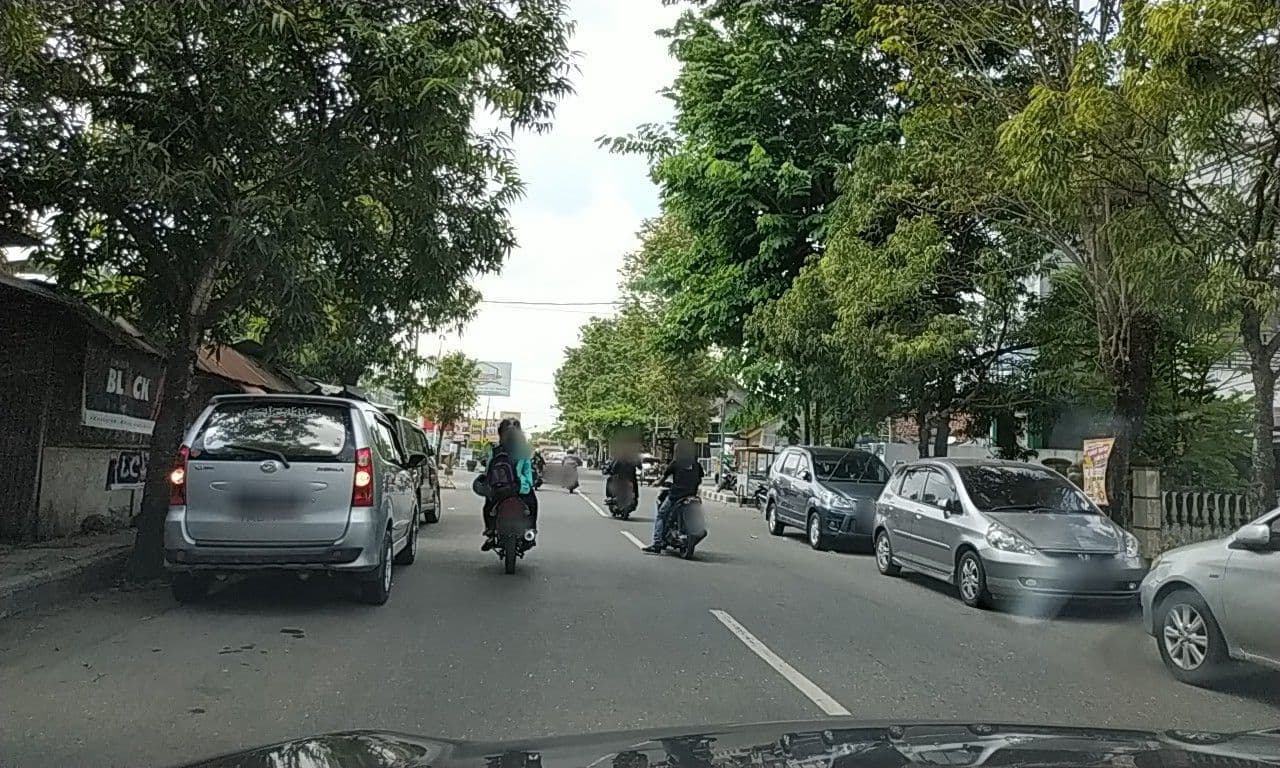 Street view near Trio Azana Style Hotel Kebumen, Gombong — © riyadiwibowo (CC BY-SA · Mapillary)