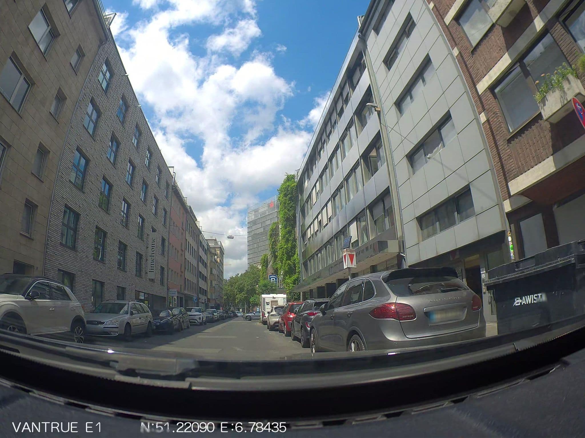 Street view near Pars, Düsseldorf — © hiwi234 (CC BY-SA · Mapillary)