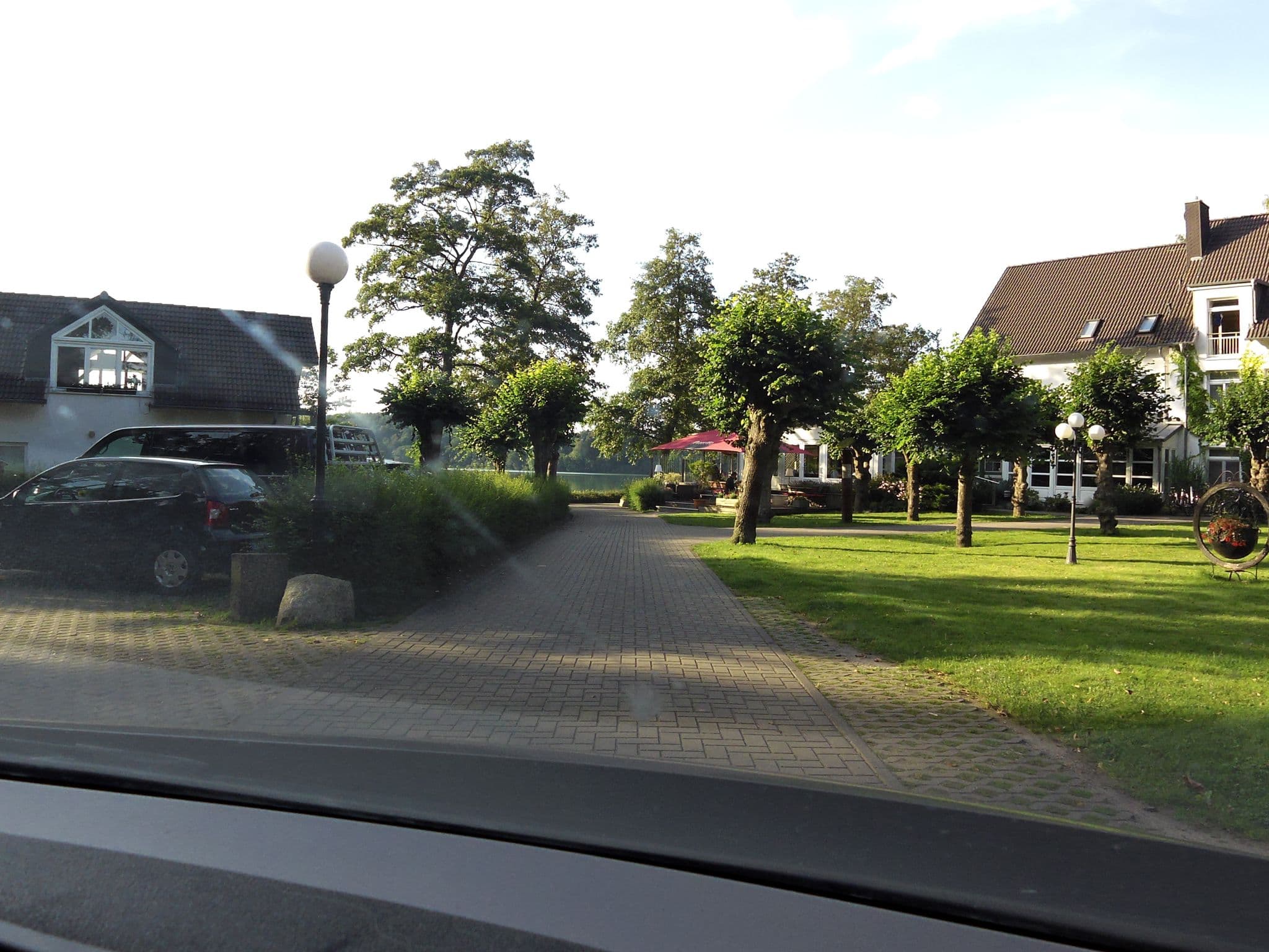 Street view near Seehotel Lindenhof, Lychen — © zoegglmeyr (CC BY-SA · Mapillary)