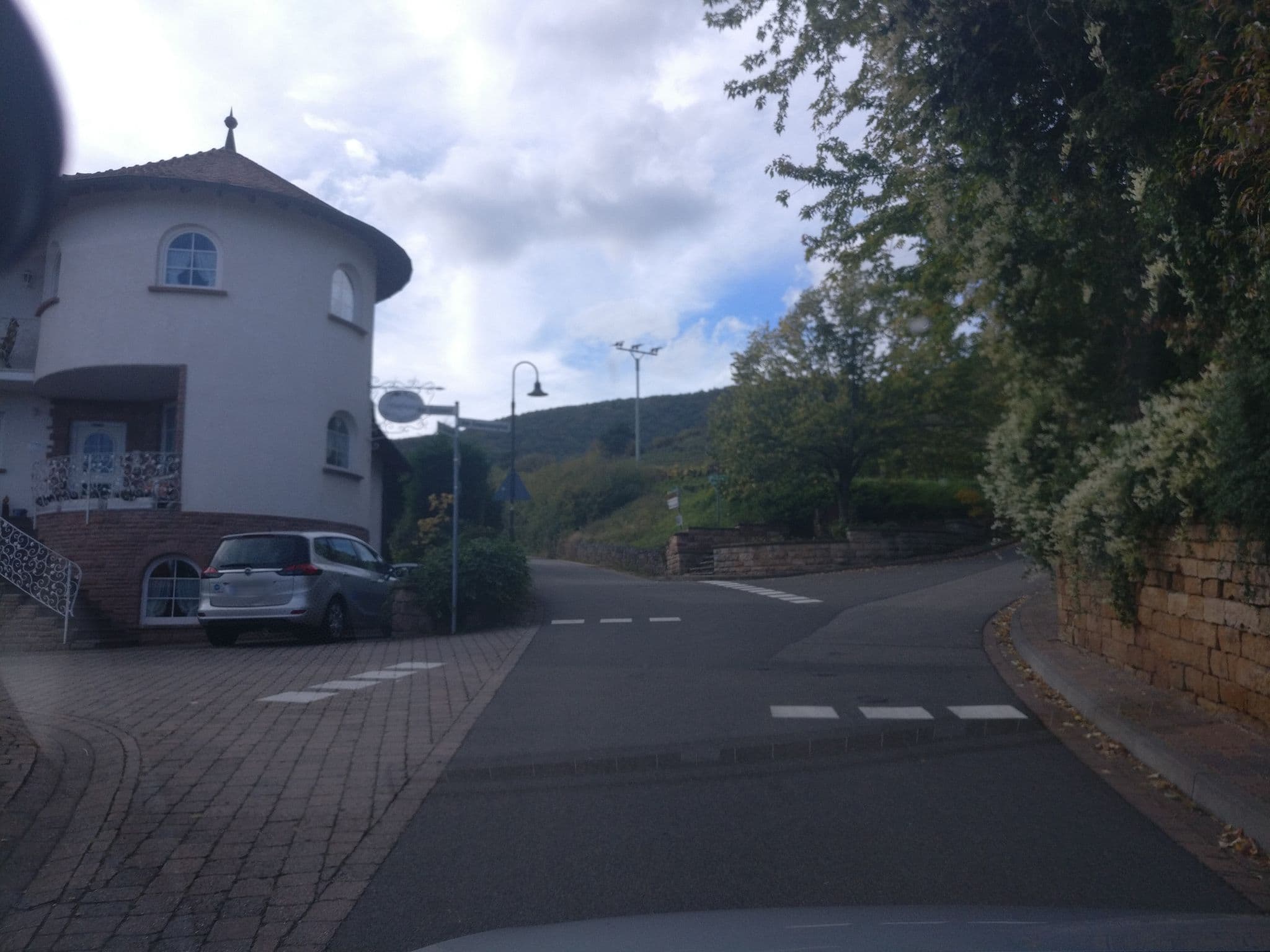 Street view near Gästehaus "Am Schäwer", Rhodt unter Rietburg — © dnaiel (CC BY-SA · Mapillary)
