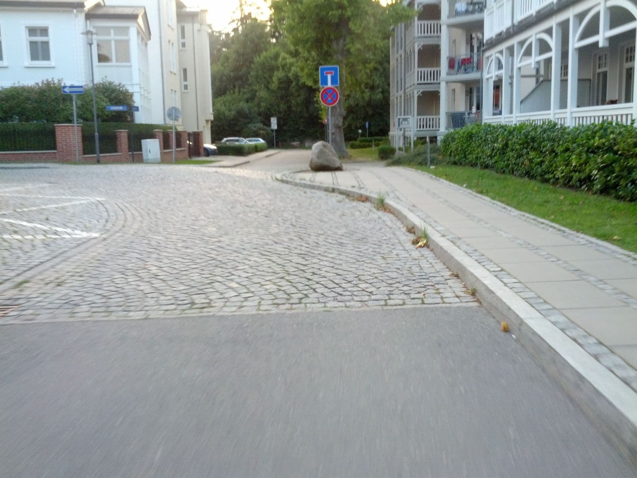 Street view near Palais am Park, Ostseebad Kühlungsborn — © zoegglmeyr (CC BY-SA · Mapillary)