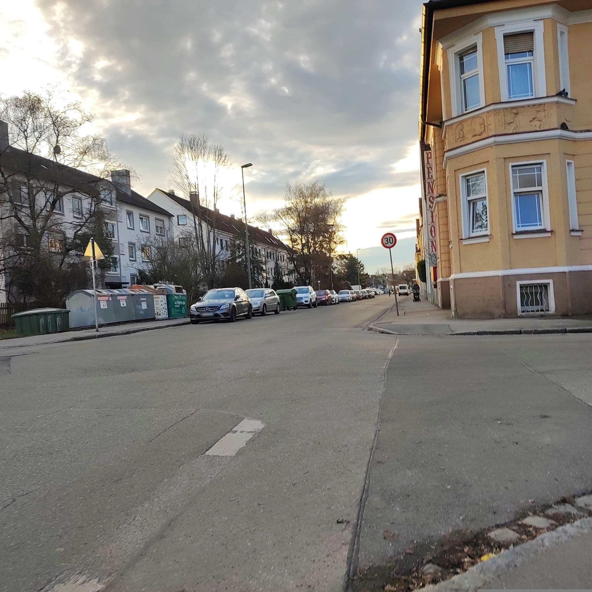 Street view near Pension De Lux, Augsburg — © msdess (CC BY-SA · Mapillary)