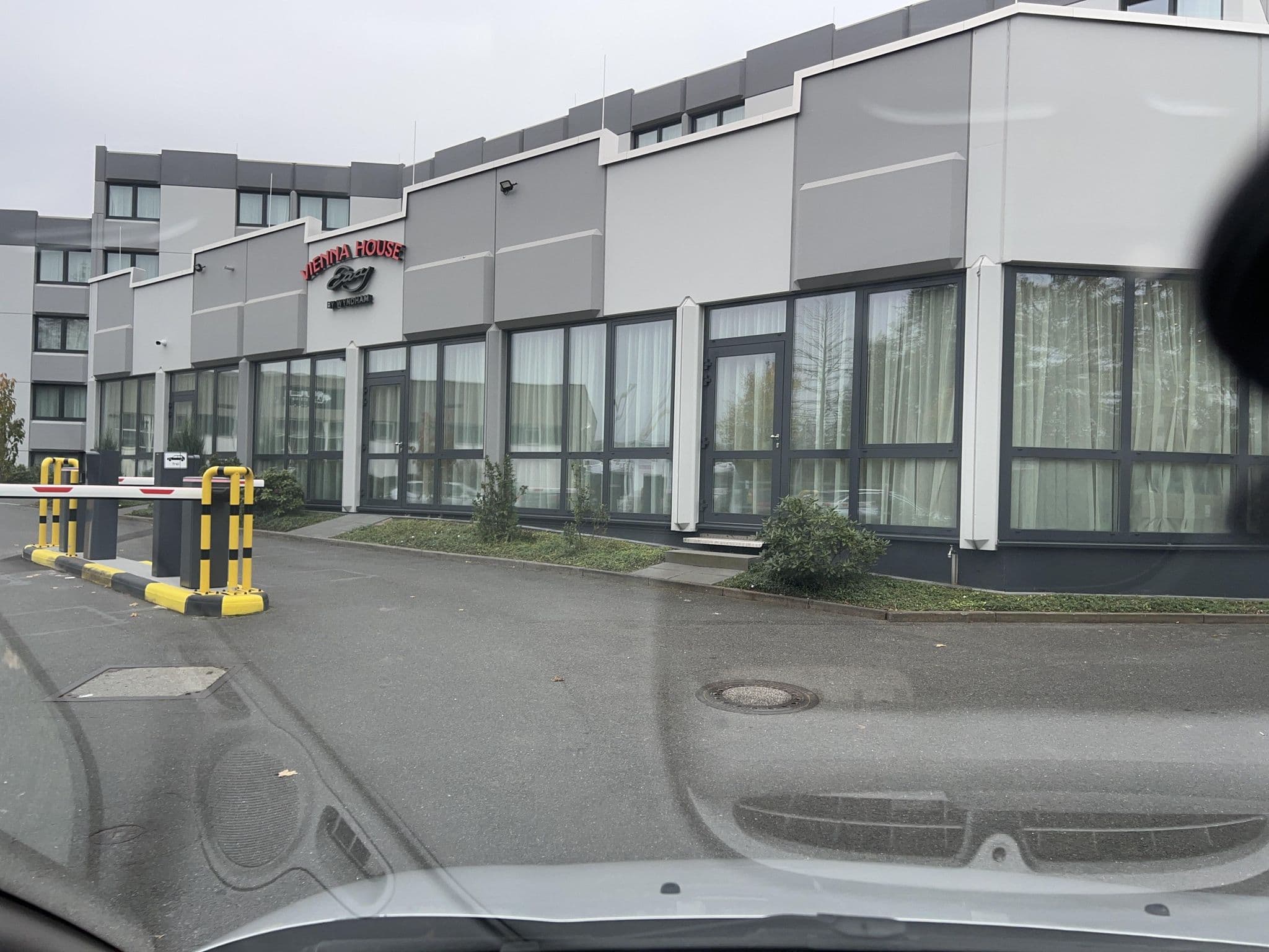 Street view near Vienna House Easy by Wyndham, Kelsterbach — © robffm (CC BY-SA · Mapillary)