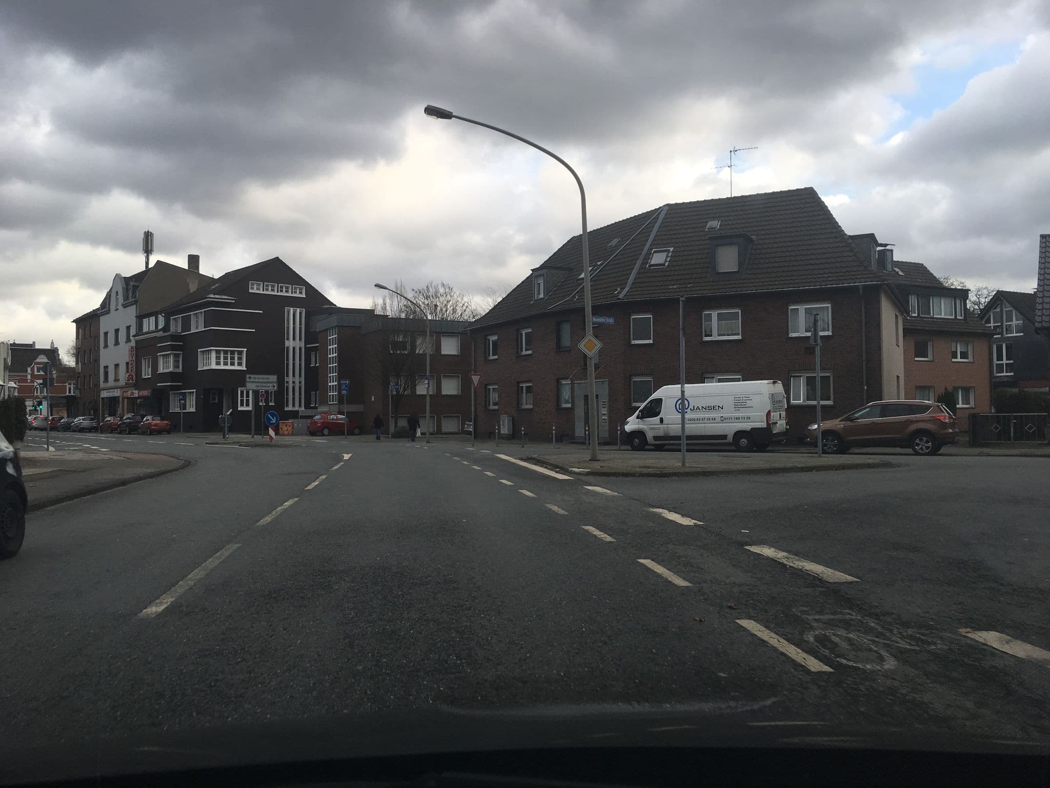 Street view near Zum weißen Hirsch, Oberhausen — © wladimir (CC BY-SA · Mapillary)