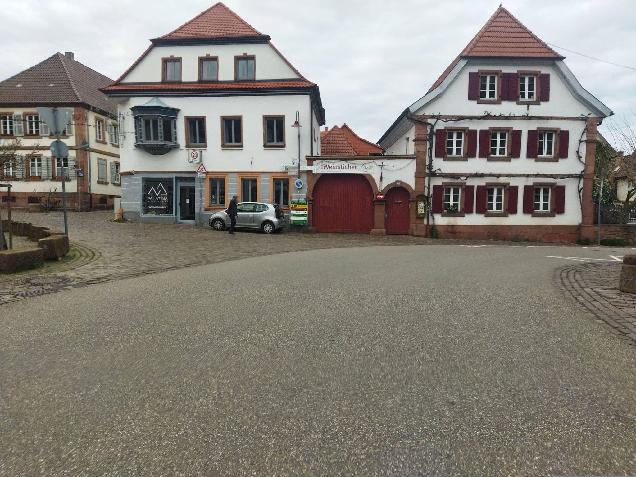 Street view near Zum Weinsticher, Rhodt unter Rietburg — © changchun1 (CC BY-SA · Mapillary)