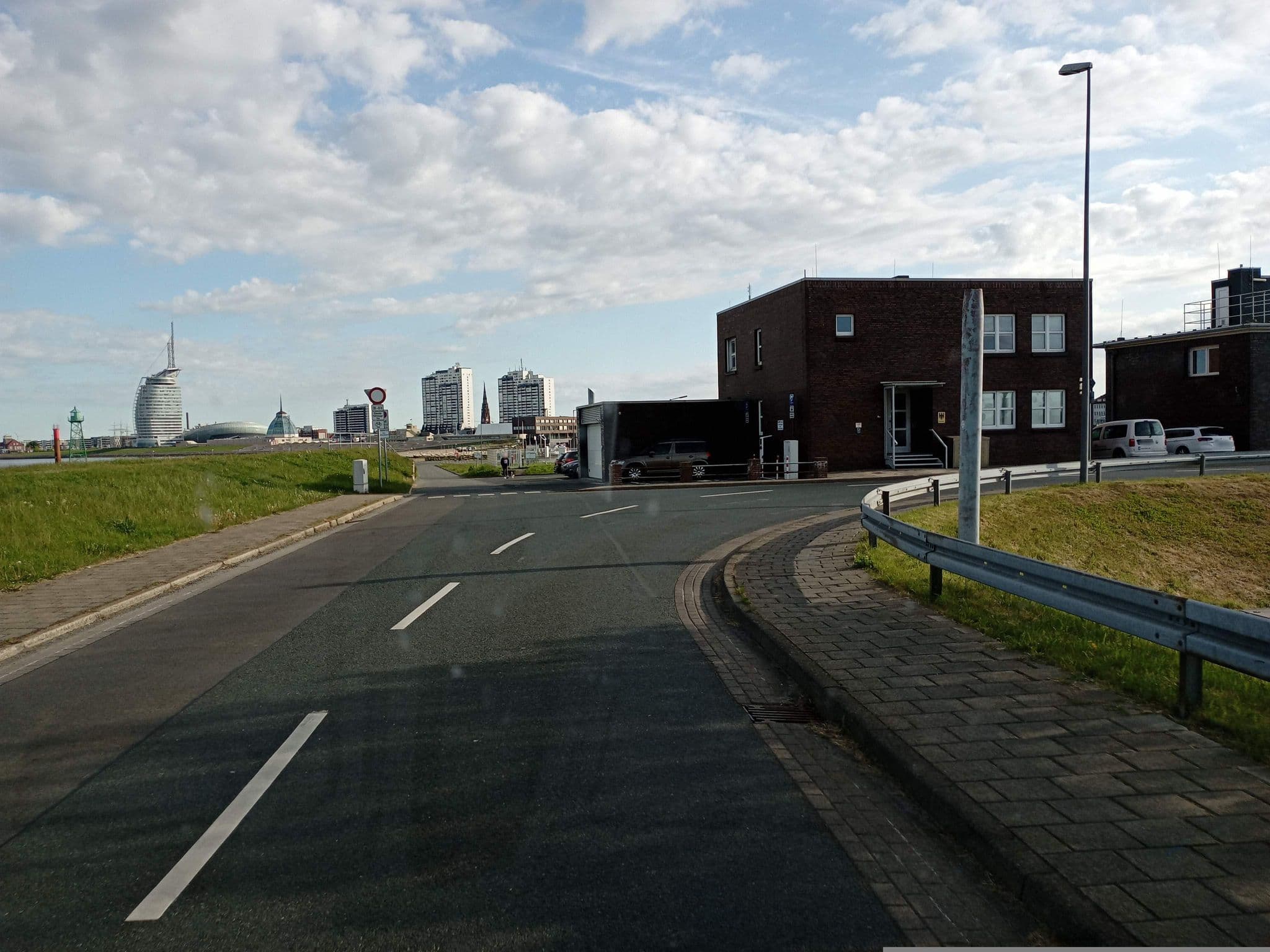 Street view near Reisemobil-Parkplatz Doppelschleuse, Bremerhaven — © atze02 (CC BY-SA · Mapillary)