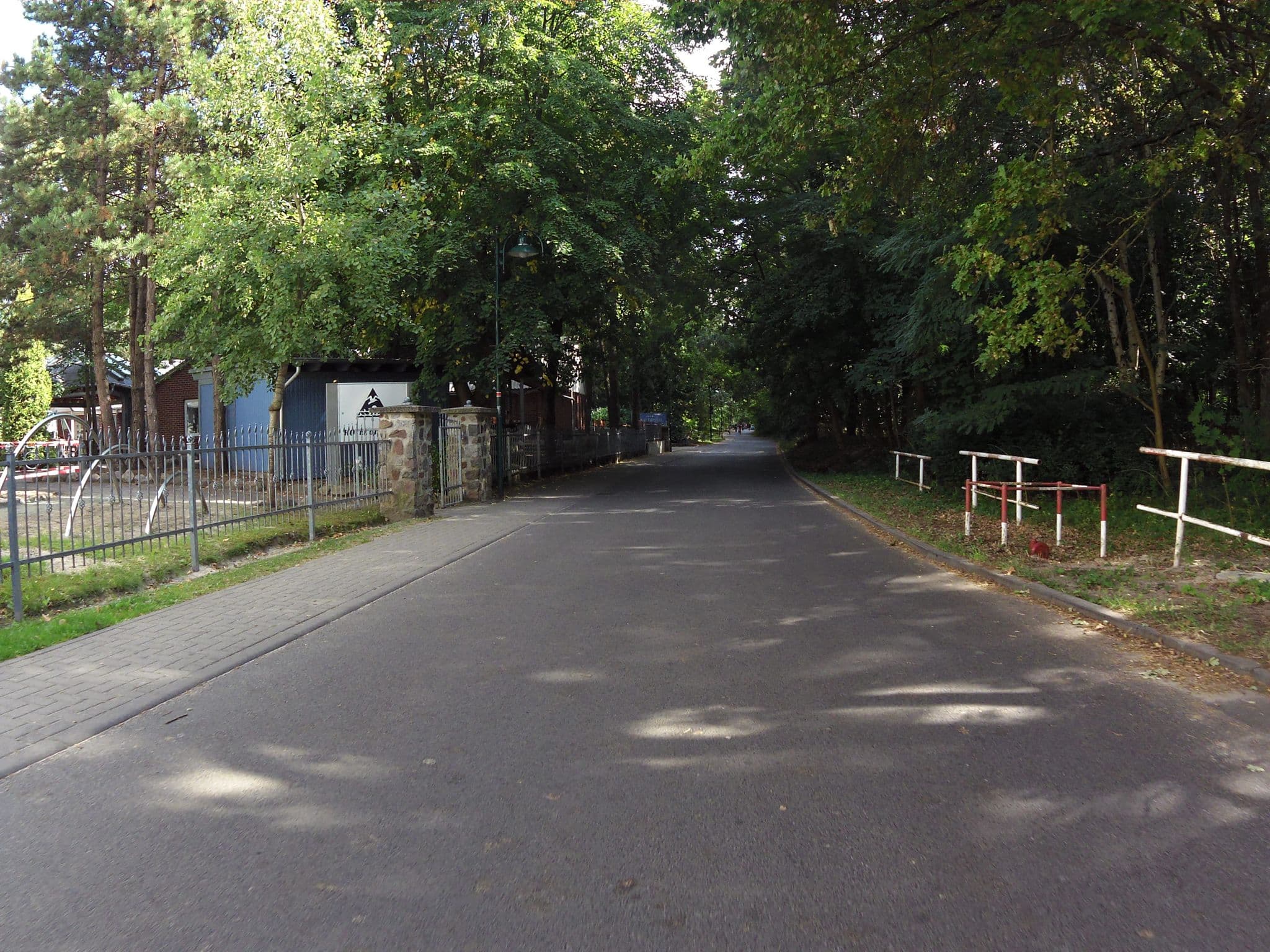 Street view near Jugend- und Familienhotel "Hotel am Meer", Karlshagen — © zoegglmeyr (CC BY-SA · Mapillary)