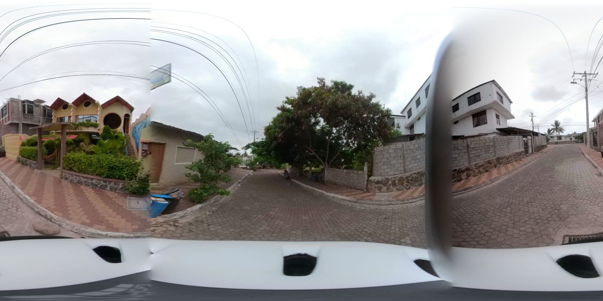 Street view near Ocean Guesthouse, Puerto Baquerizo Moreno — © lmbett (CC BY-SA · Mapillary)