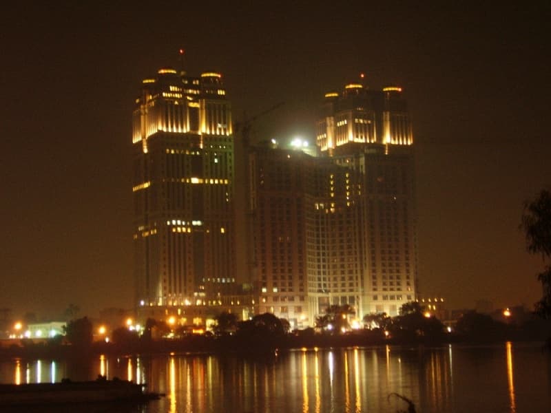 Fairmont Nile City Hotel, Cairo (via Wikimedia Commons, Public domain)