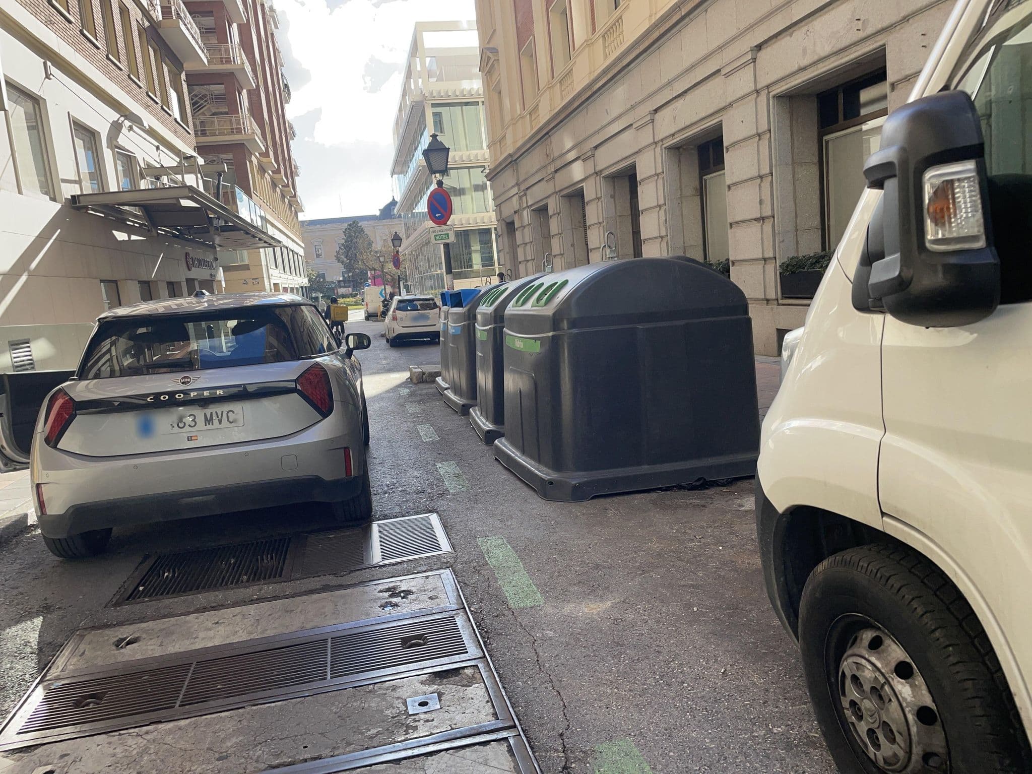 Street view near NH Collection Madrid Colón, Recoletos — © seraq (CC BY-SA · Mapillary)