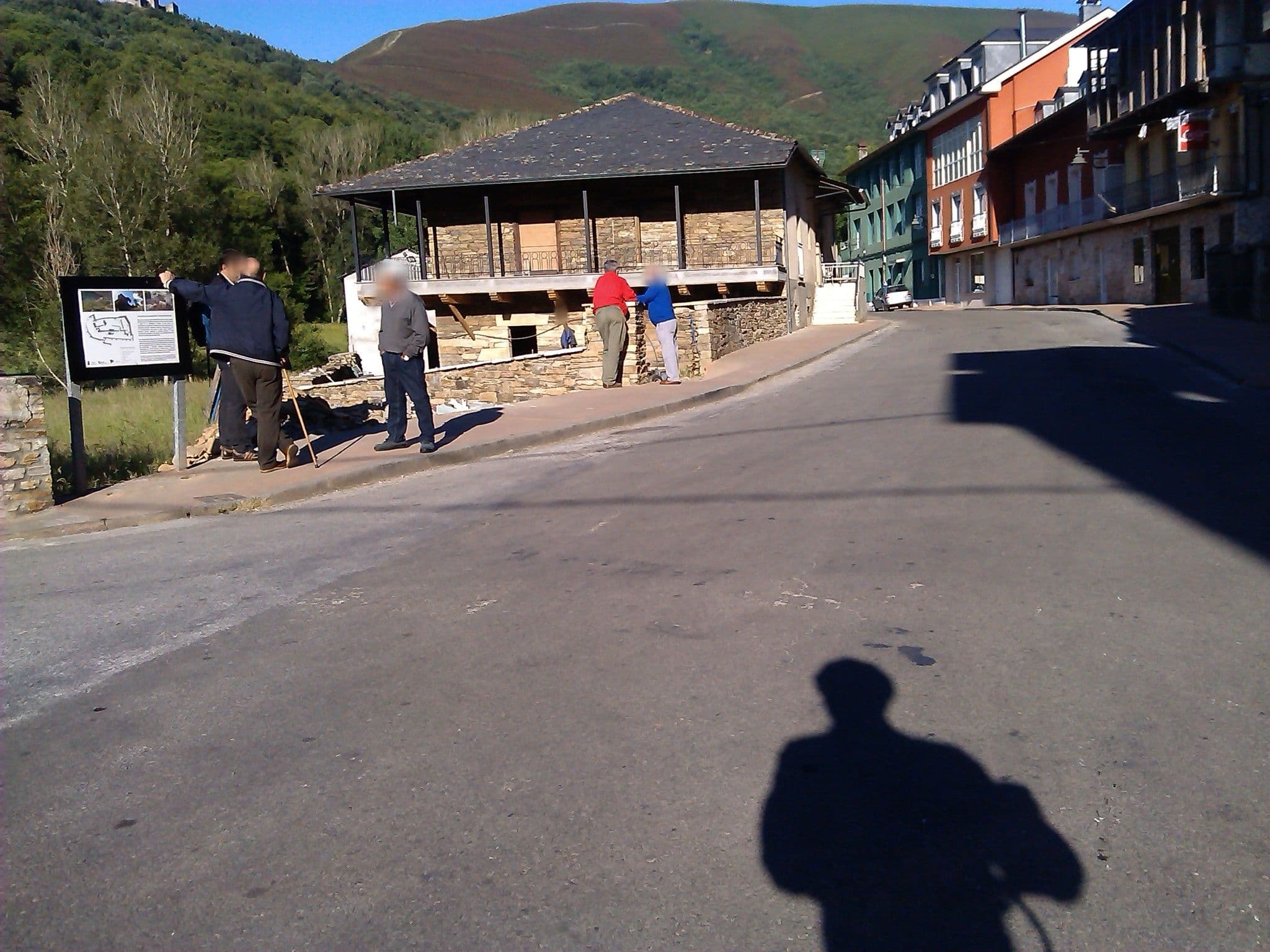 Street view near Albergue El Paso, Villafranca del Bierzo — © changchun1 (CC BY-SA · Mapillary)