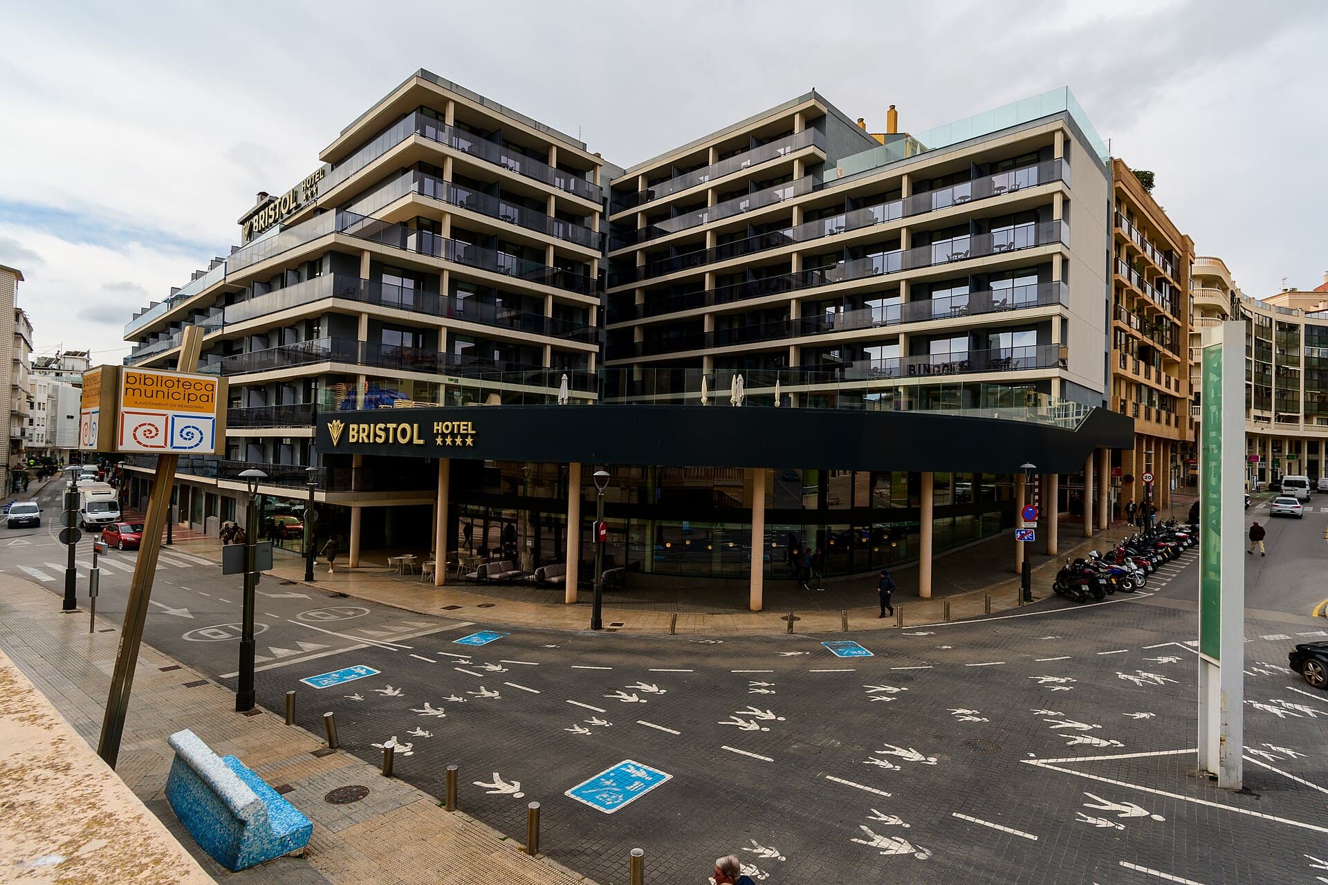Hotel Bristol (via Wikimedia Commons, CC0)