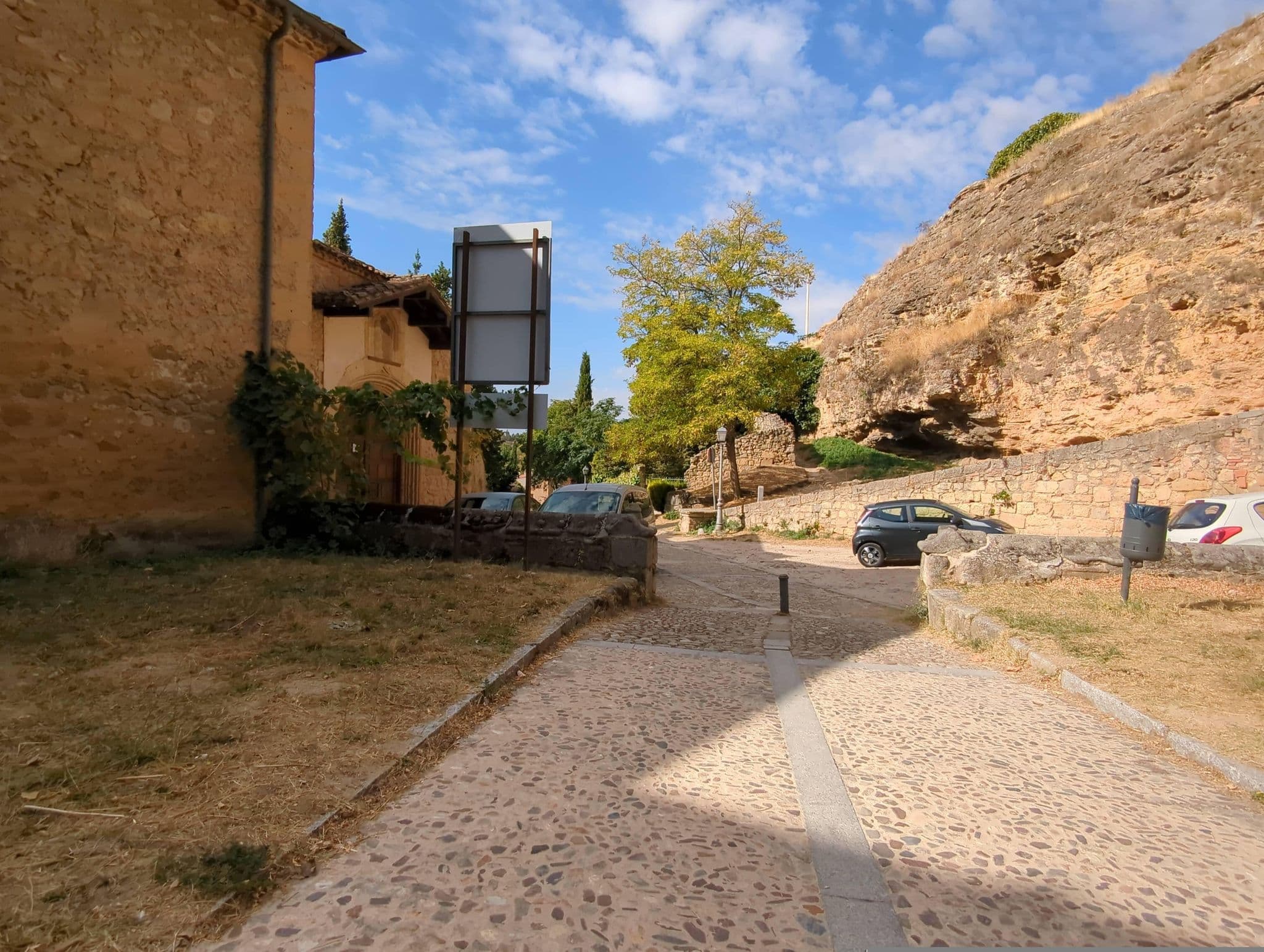 Street view near Hospedería Monástica, Segovia — © miguel_andrade (CC BY-SA · Mapillary)