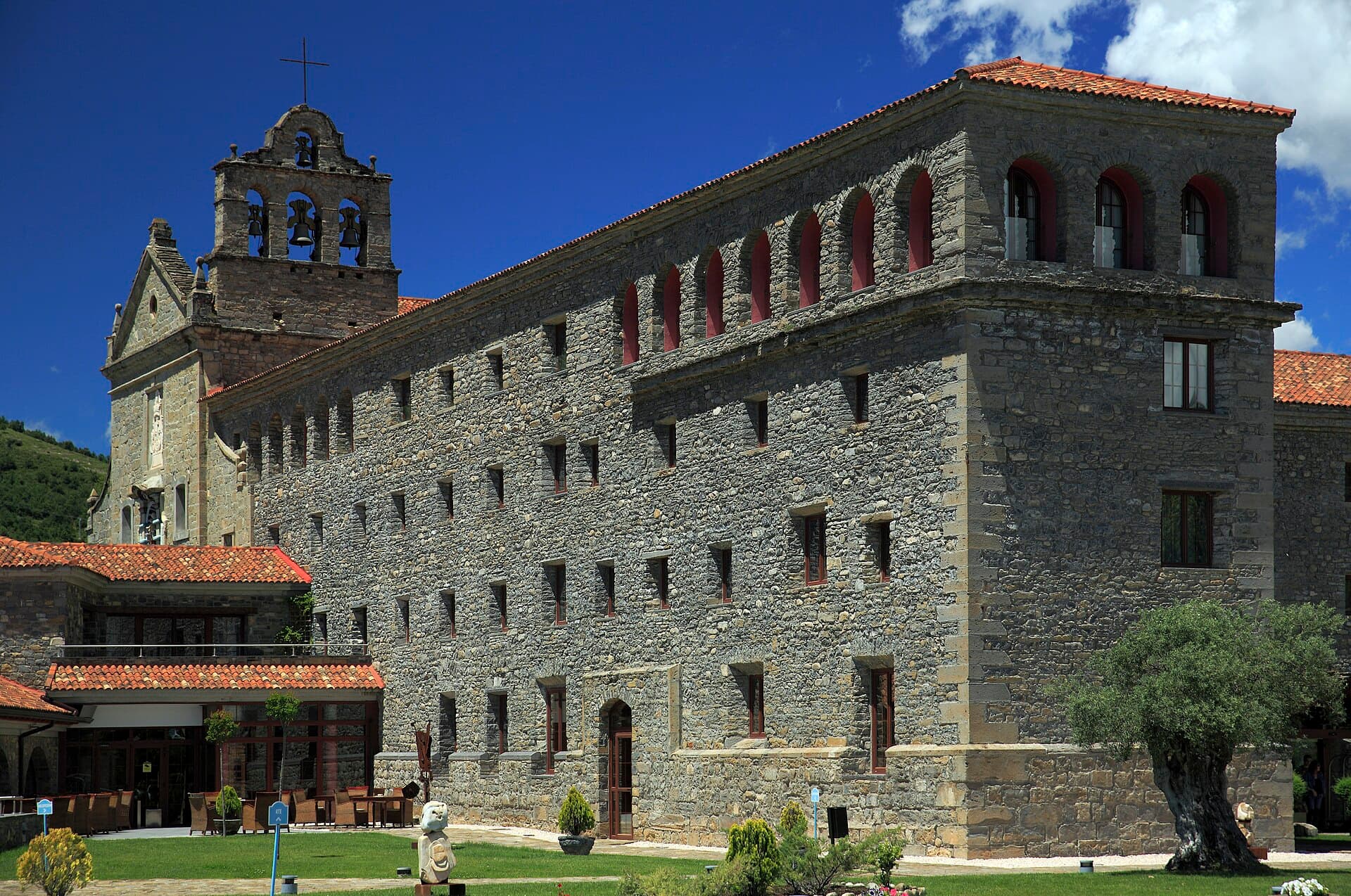 Hotel Monasterio de Boltaña (via Wikimedia Commons, CC BY-SA 4.0)