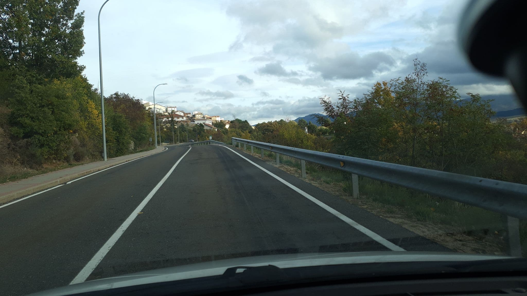 Street view near Hoyo de los Lobos, Mombeltrán — © nyk0la3 (CC BY-SA · Mapillary)