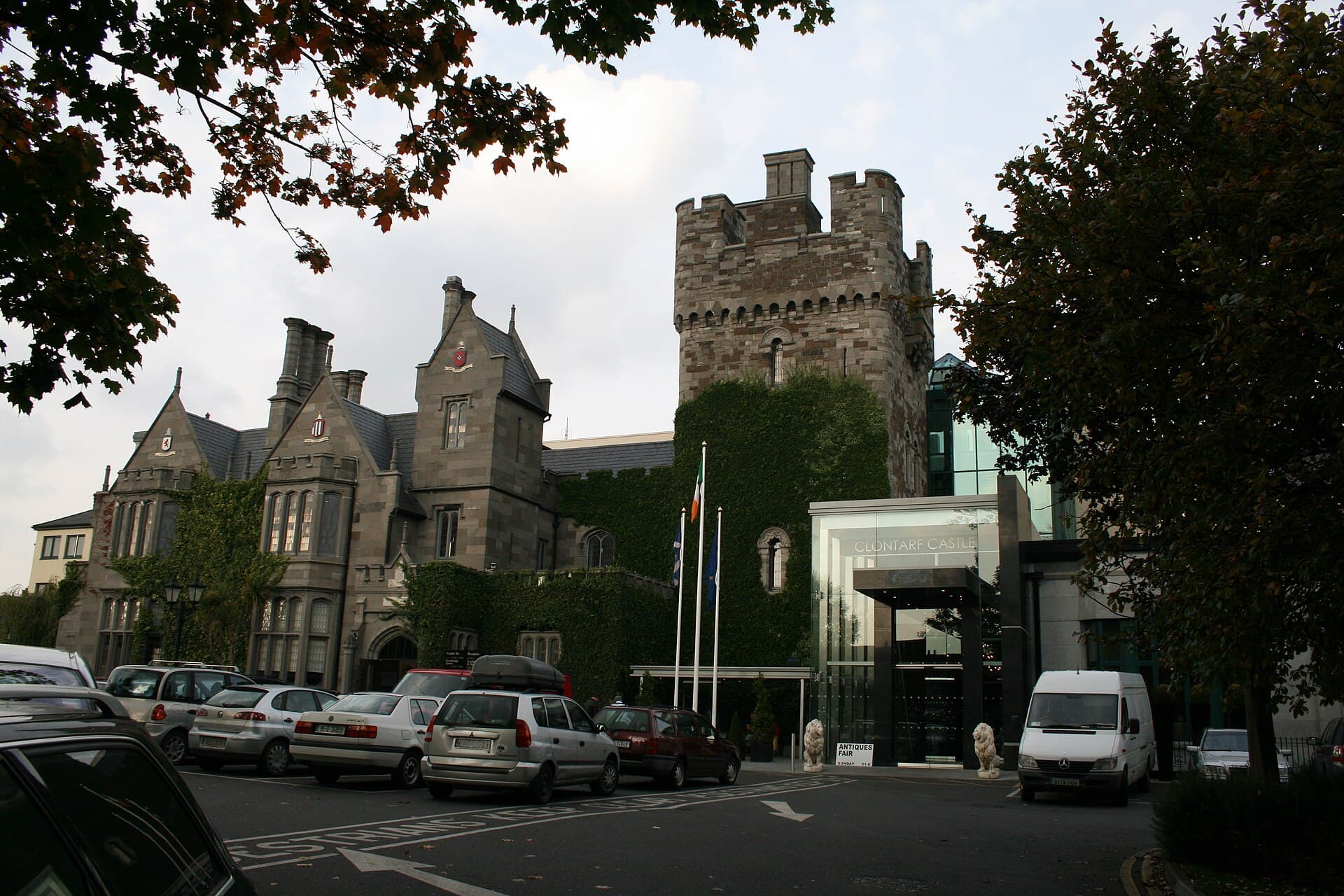 Clontarf Castle (via Wikimedia Commons, CC BY 3.0)