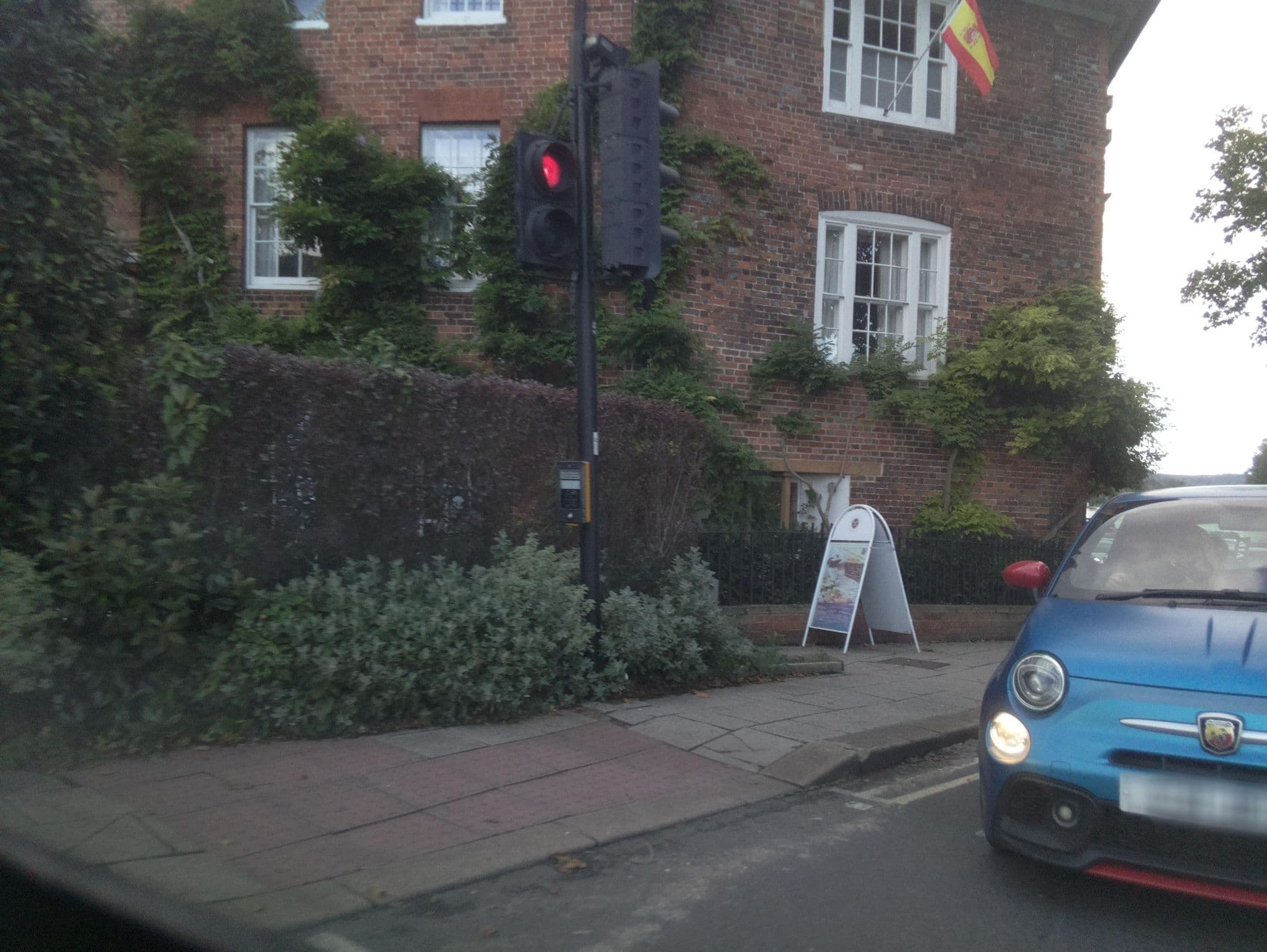 Street view near The Red Lion Hotel, Henley-on-Thames — © southglos (CC BY-SA · Mapillary)