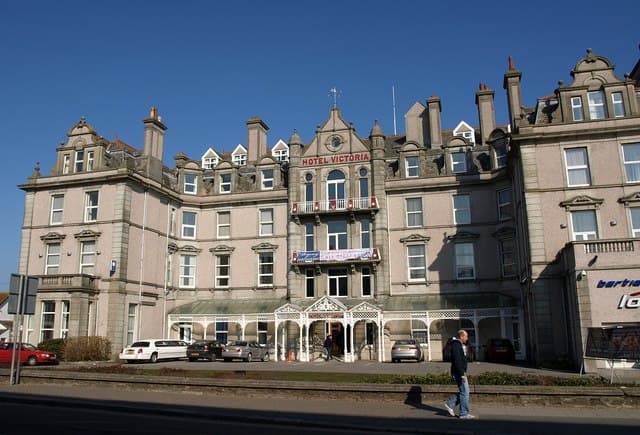 Victoria Hotel (via Wikimedia Commons, CC BY-SA 2.0)