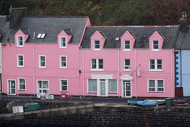 The Pink Guest House (via Wikimedia Commons, CC BY-SA 2.0)
