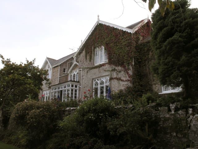 Penally Abbey Hotel (via Wikimedia Commons, CC BY-SA 2.0)