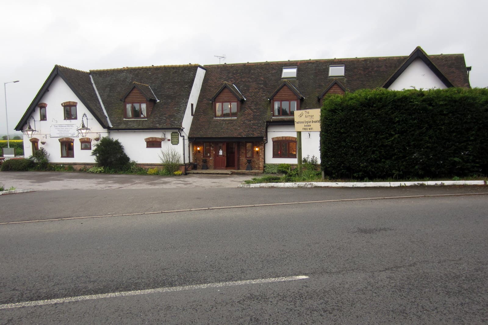 The Airman Hotel (via Wikimedia Commons, CC BY-SA 2.0)