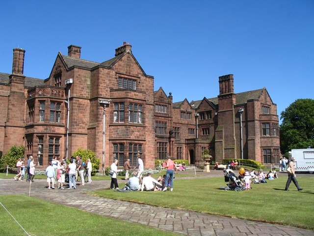 Thornton Manor (via Wikimedia Commons, CC BY-SA 2.0)