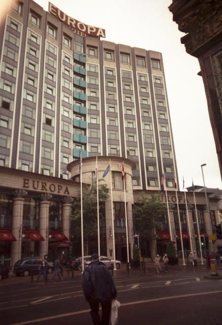 Europa Hotel (via Wikimedia Commons, CC BY-SA 2.0)