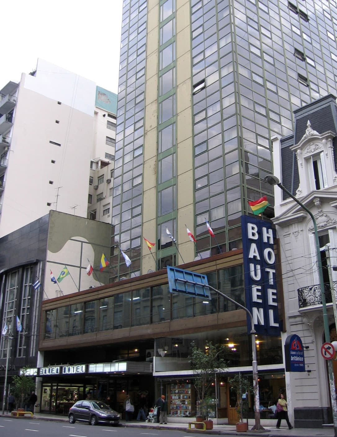 Hotel Bauen (via Wikimedia Commons, CC BY-SA 2.0)
