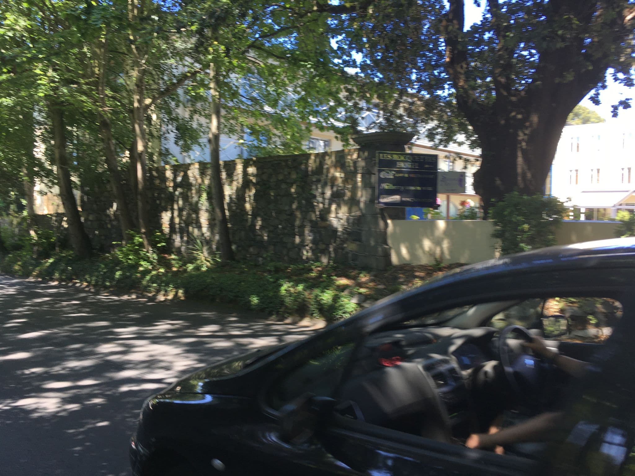 Street view near Les Rocquettes, Saint Peter Port — © southglos (CC BY-SA · Mapillary)