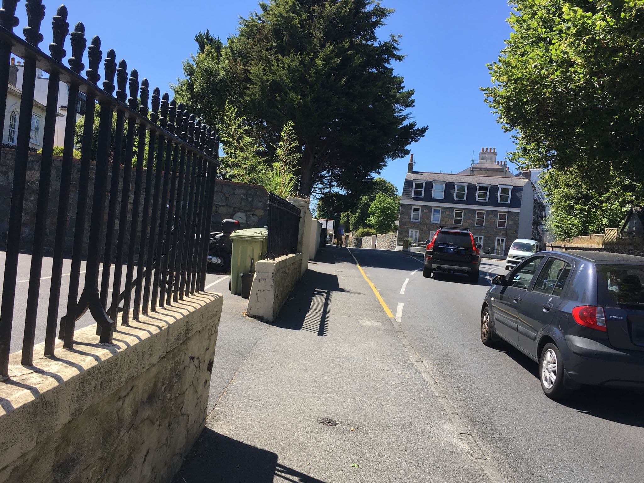 Street view near Abbey Court Hotel, Saint Peter Port — © southglos (CC BY-SA · Mapillary)