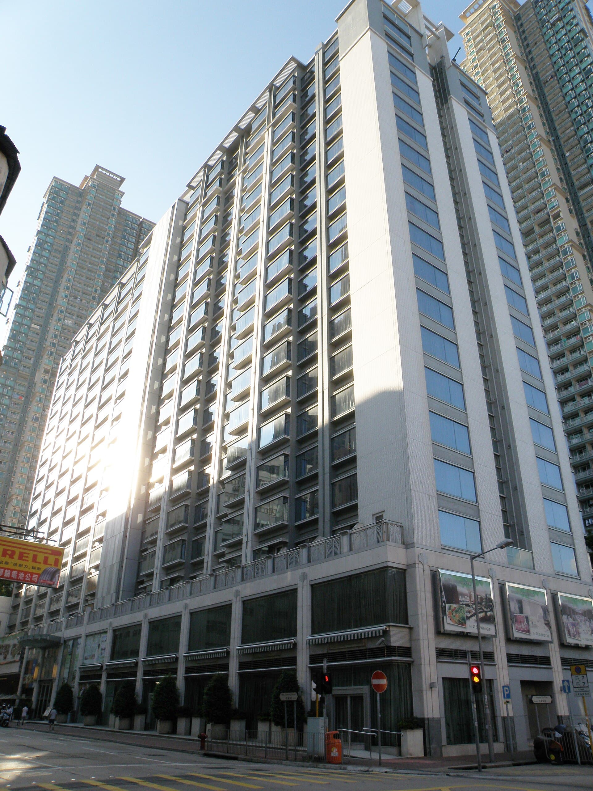 8度海逸酒店 Harbour Plaza 8 Degrees (via Wikimedia Commons, CC BY-SA 4.0)