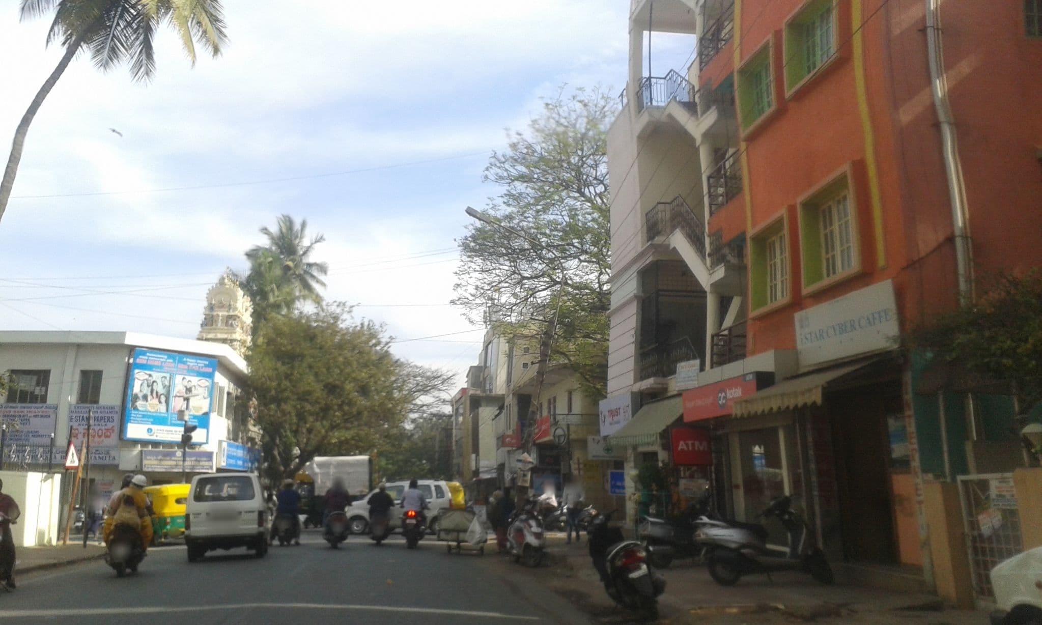Street view near Hotel Mayflower, Bengaluru