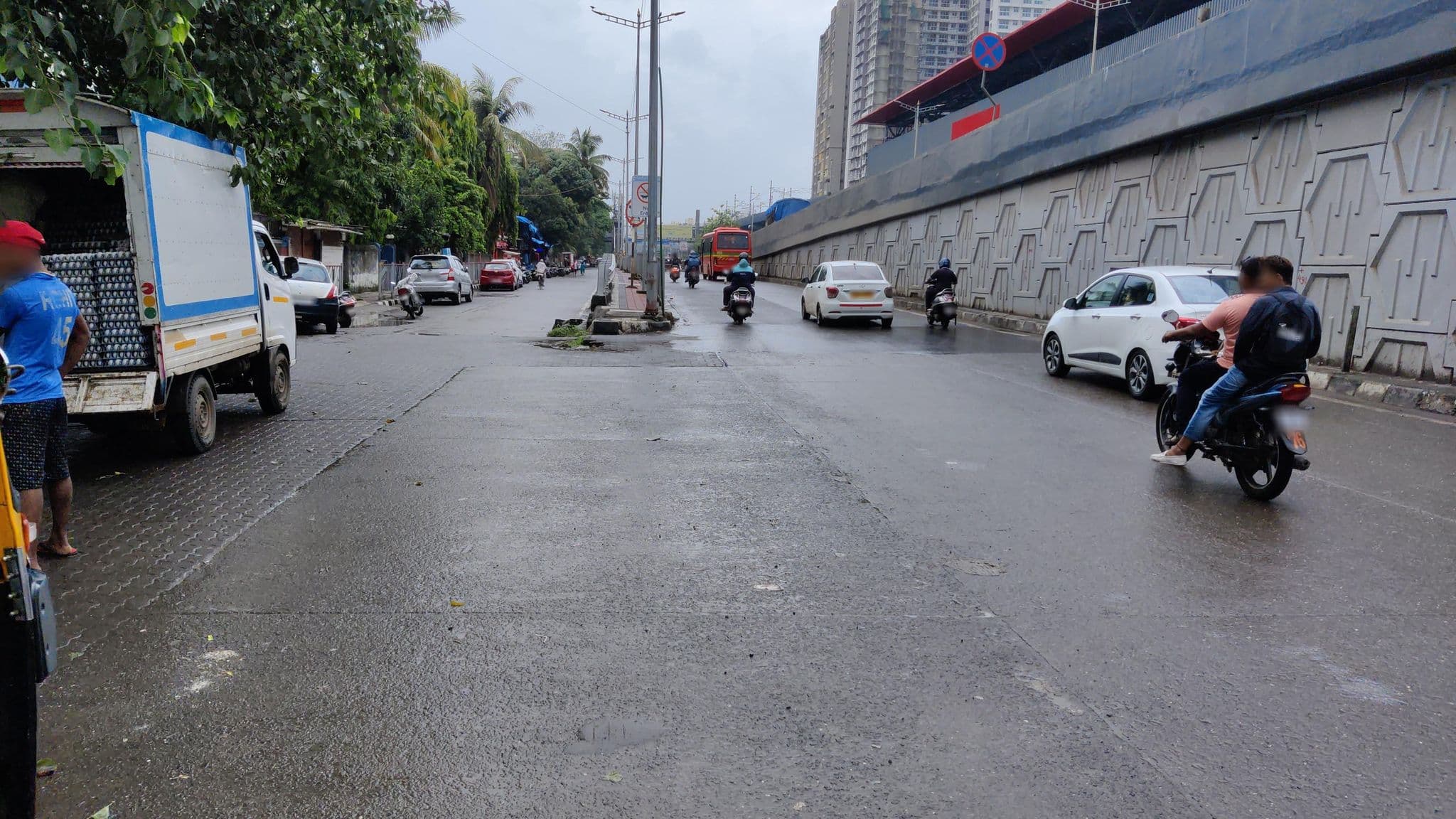 Street view near Gokulanand Hotel, Borivli — © riddhee (CC BY-SA · Mapillary)