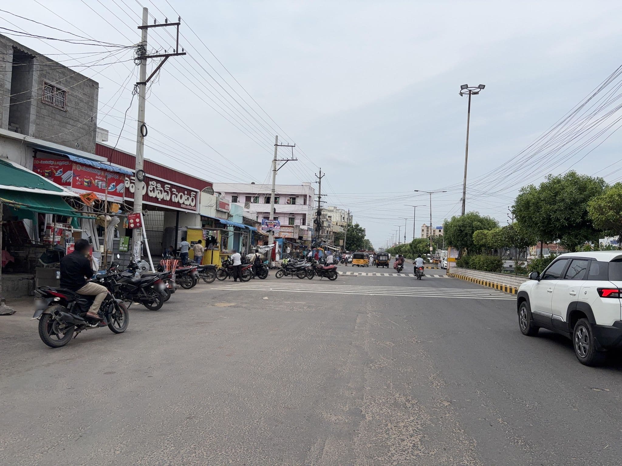 Street view near Kaveri tiffin centre, Guntur — © Hindusri (CC BY-SA · Mapillary)