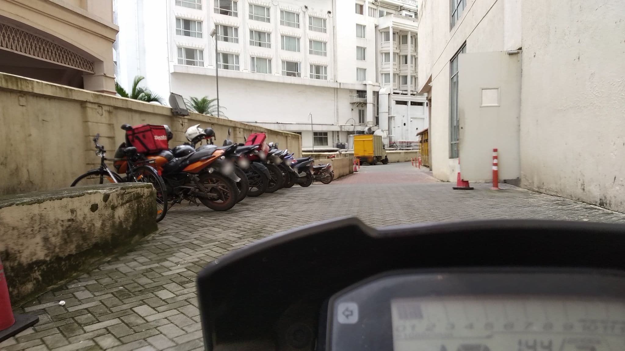 Street view near Abad Atrium Hotel, Kanayannur