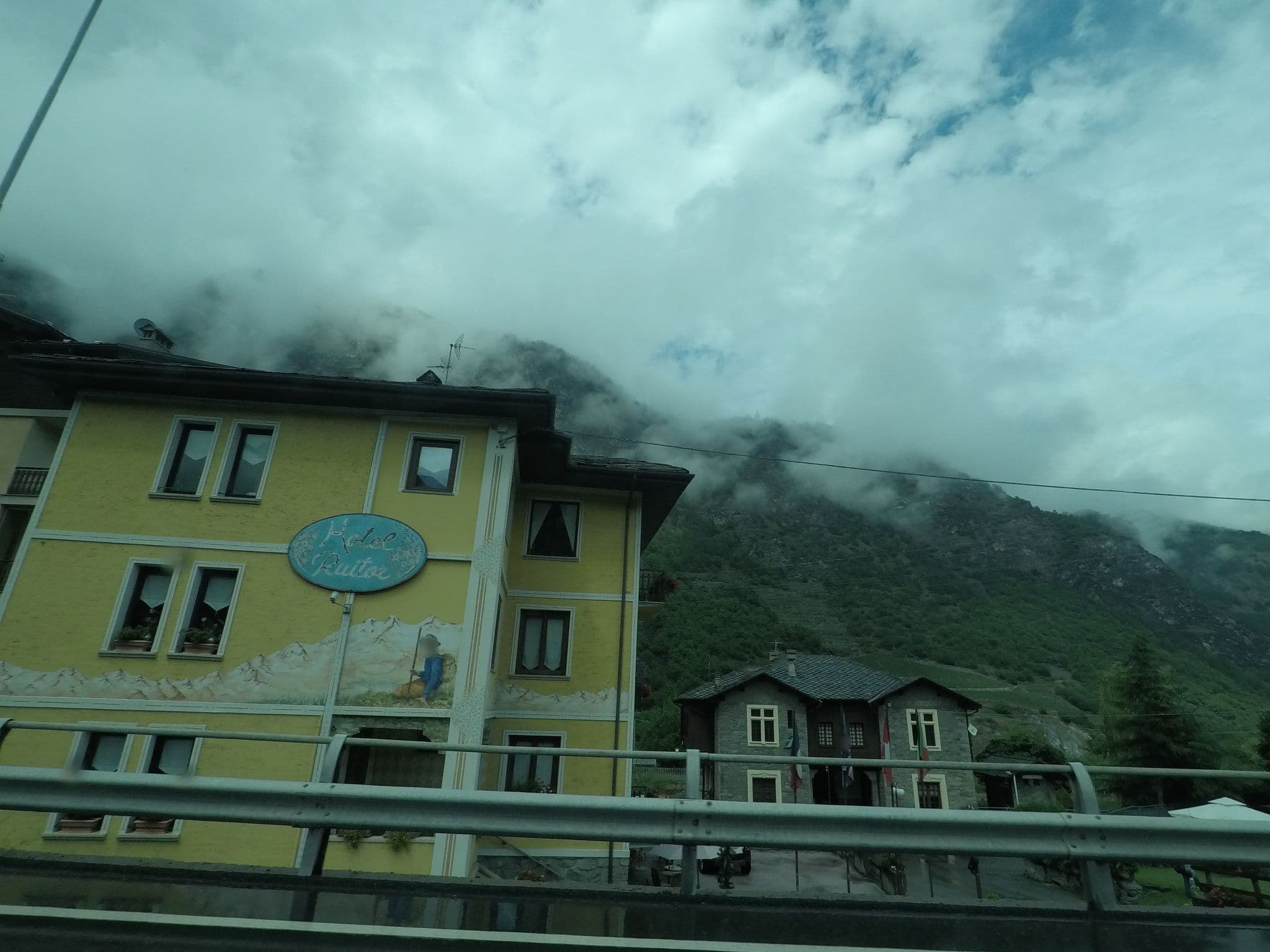 Street view near Hotel Ruitor, Saint-Pierre — © bcostacurta (CC BY-SA · Mapillary)
