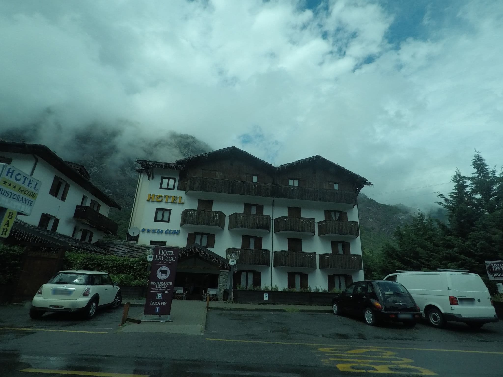 Street view near Hotel Le Clou, Saint-Pierre — © bcostacurta (CC BY-SA · Mapillary)
