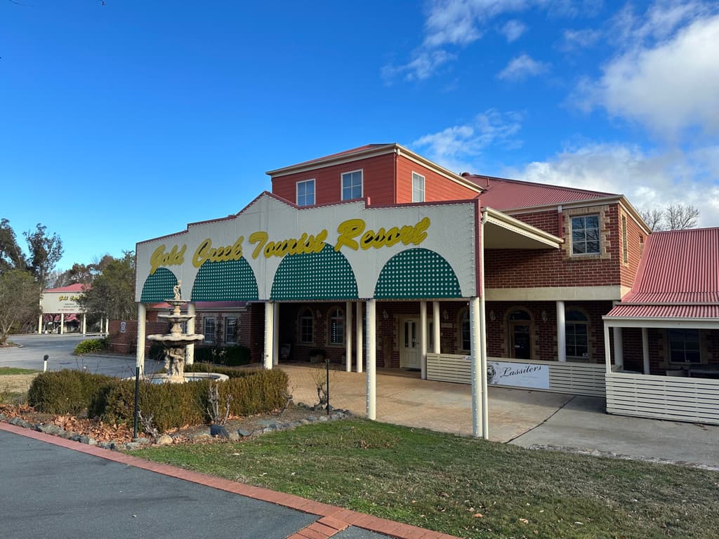 Gold Creek Tourist Resort (via Wikimedia Commons, CC BY-SA 4.0)