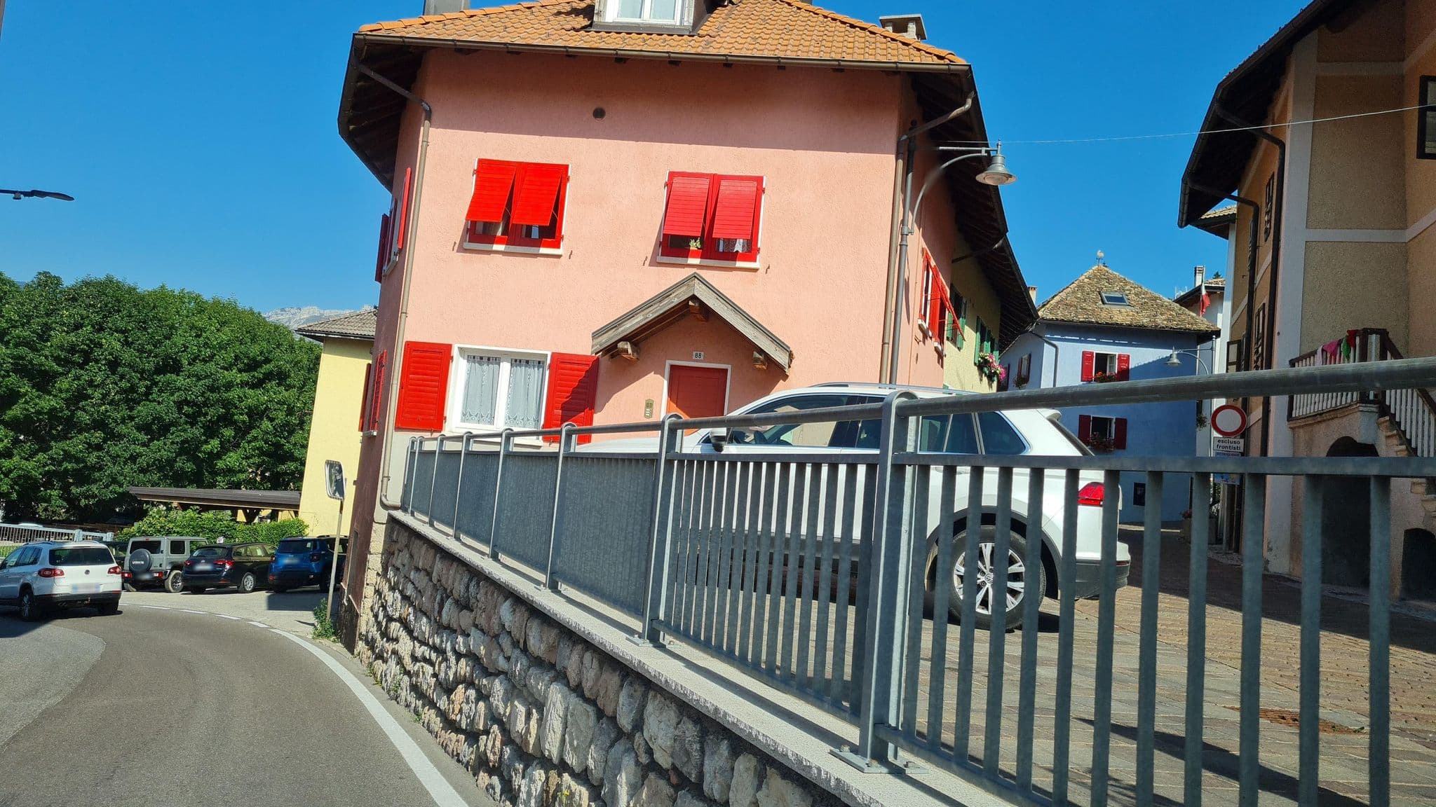 Street view near Albergo Fior Di Roccia, Caldonazzo — © laniuscollurio (CC BY-SA · Mapillary)