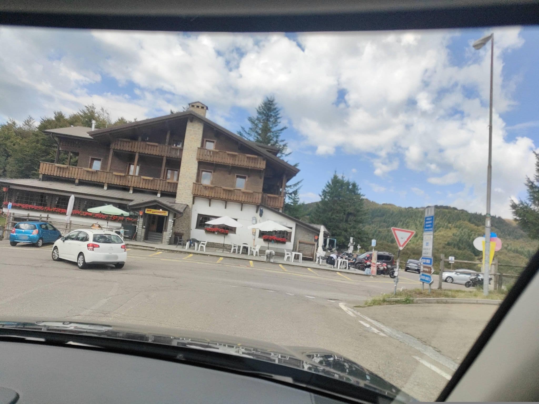 Street view near Albergo Ristorante Bar Alpino, Fivizzano — © omfg_notpr (CC BY-SA · Mapillary)