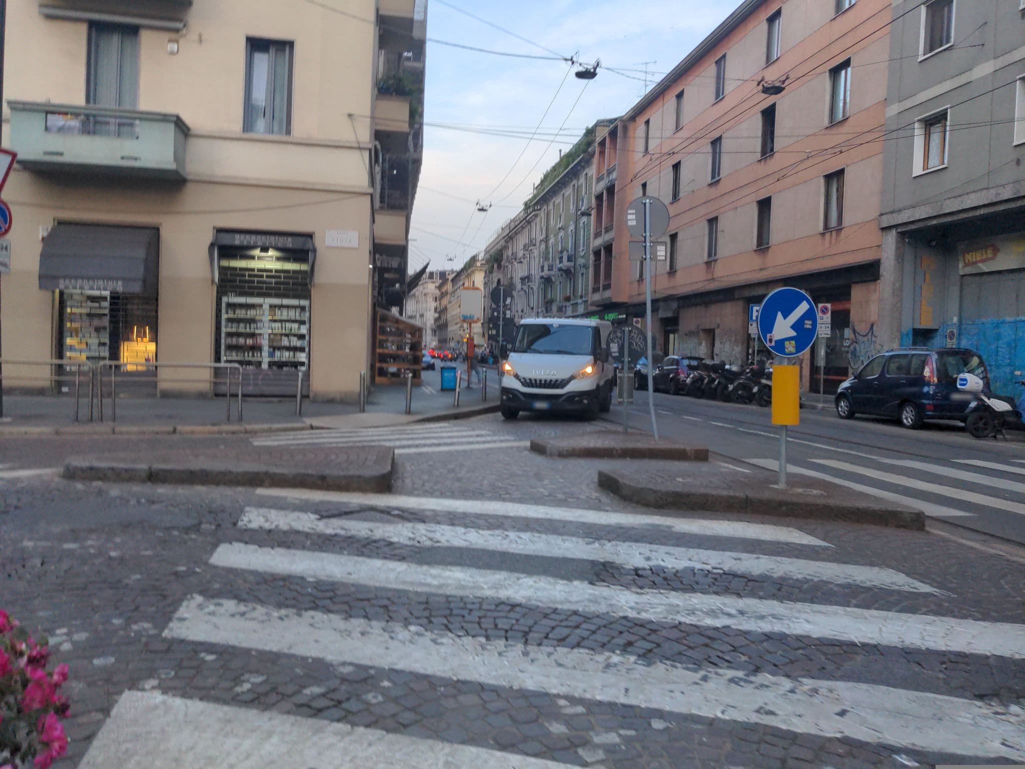 Street view near Residence Villa Odescalchi, Chinatown — © asturksever (CC BY-SA · Mapillary)