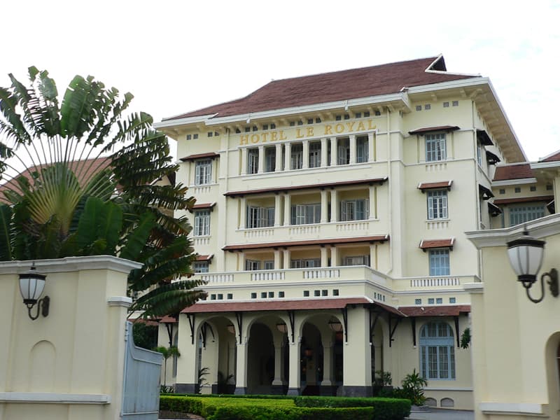 Raffles Hotel Le Royal (via Wikimedia Commons, CC BY-SA 3.0)