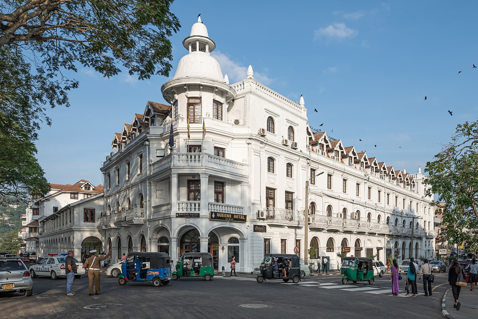 Queen's Hotel (via Wikimedia Commons, FAL)