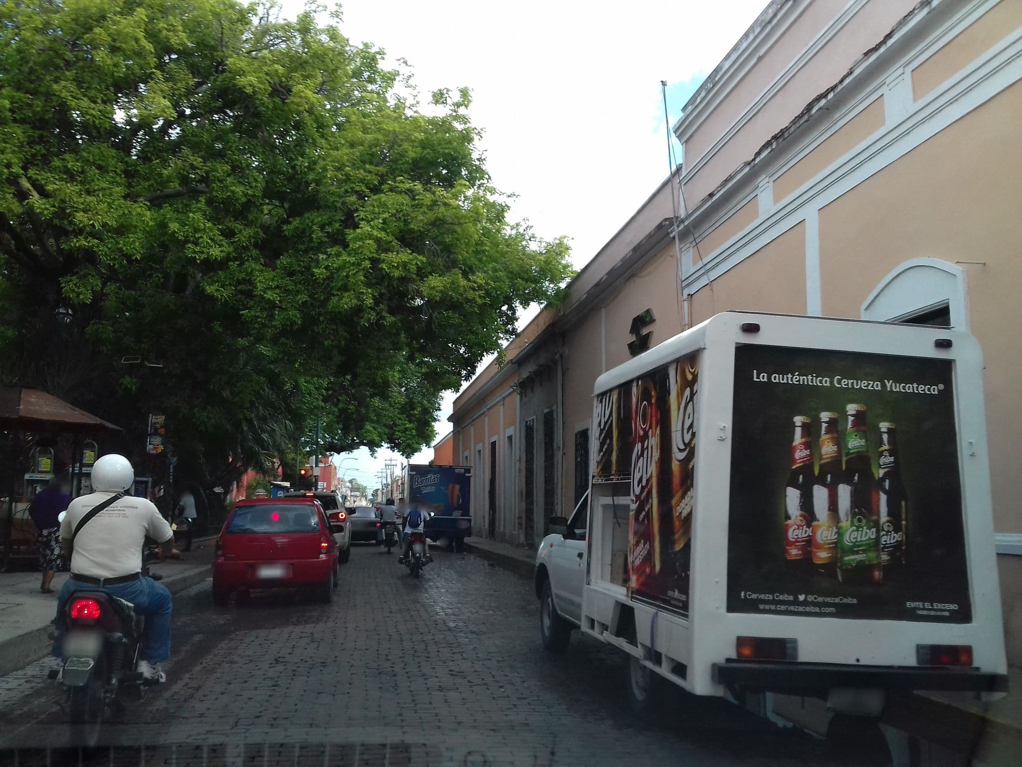 Street view near Hotel Santa Lucía, Mérida
