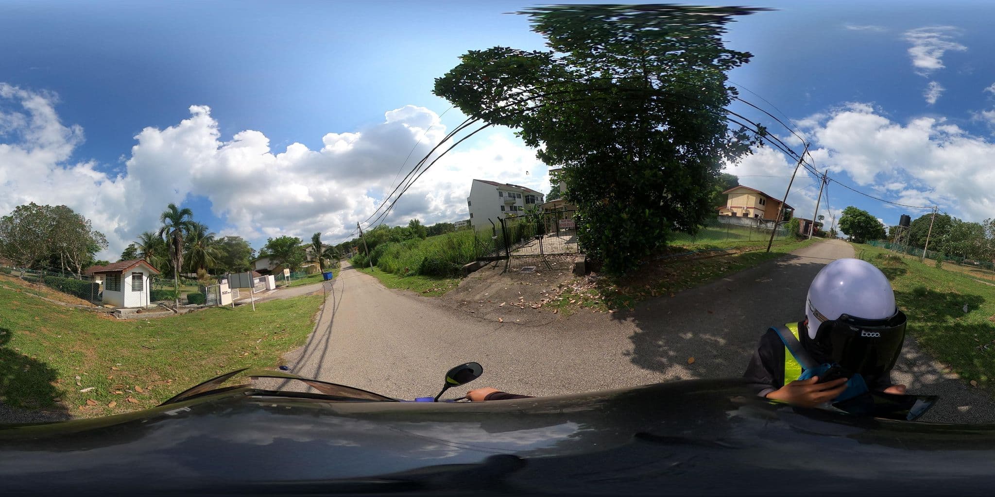 Street view near Sri Menyinsing (Sime Darby), Kampung Teluk Kemang — © ahlang2 (CC BY-SA · Mapillary)