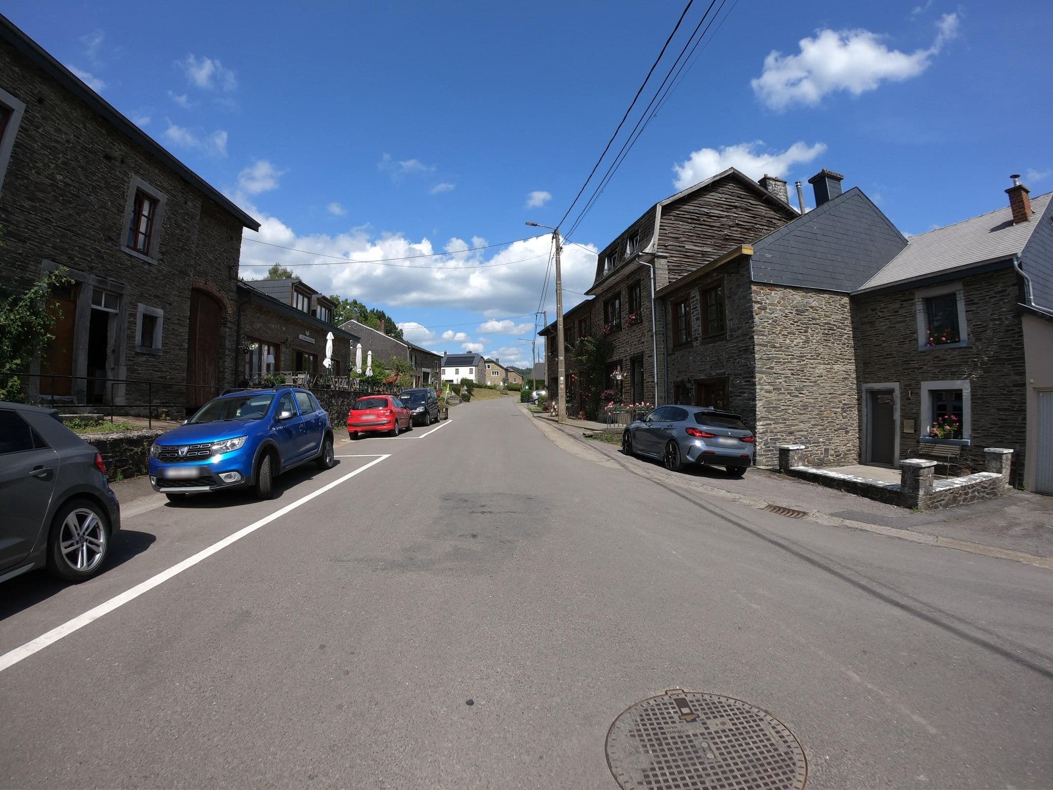 Street view near La Belle Histoire, Bièvre — © joostjakob (CC BY-SA · Mapillary)