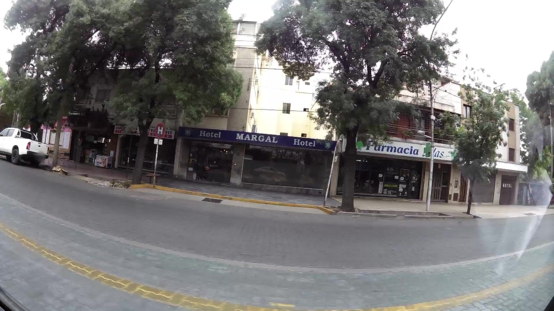 Street view near Hotel Gutelcas, Mendoza